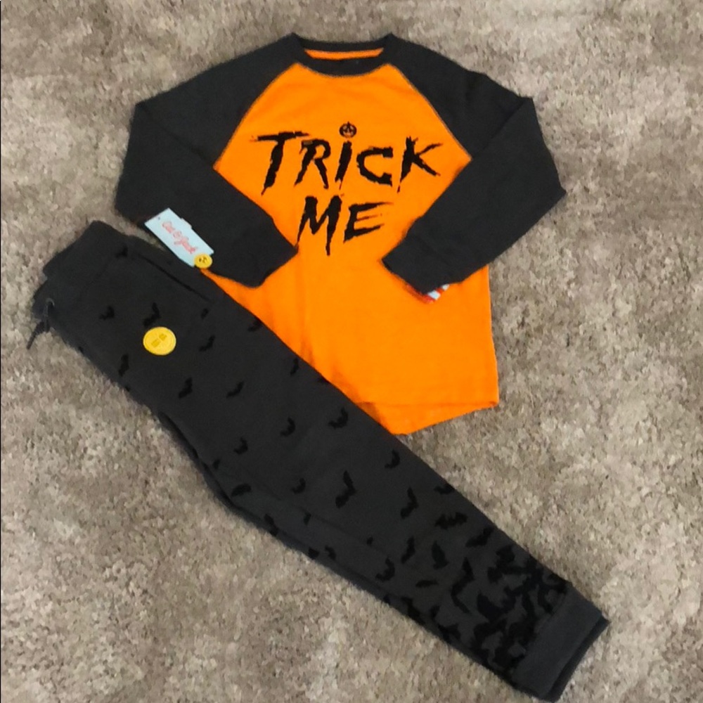 NWT Boy’s Halloween themed outfit. Size small(6/7)